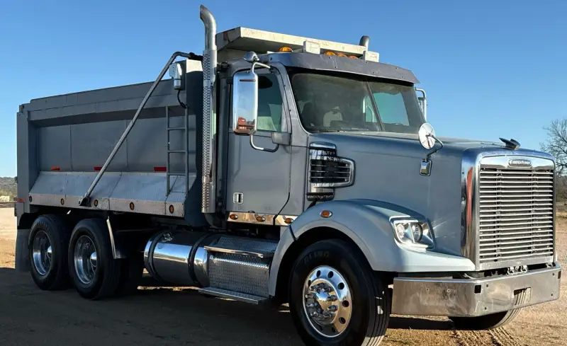 2013 Freightliner Coronado photo 3