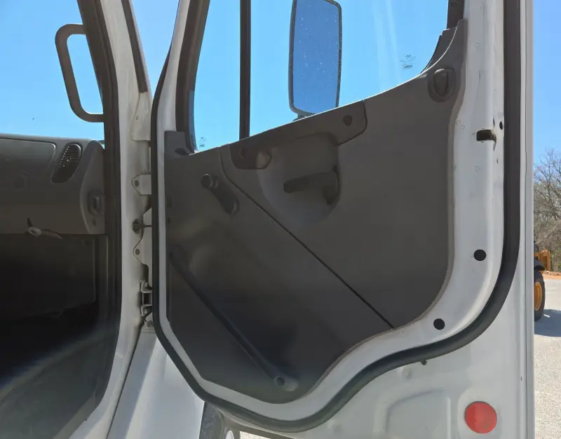 2006 Freightliner Business Class M2 photo 141