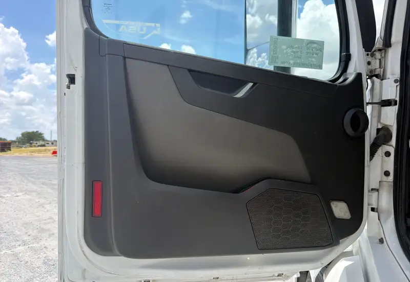 2020 Volvo VNL photo 29