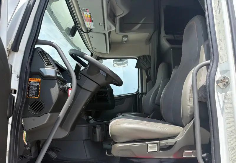 2020 Volvo VNL photo 27