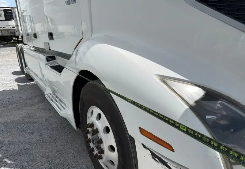 2020 Volvo VNL photo 23