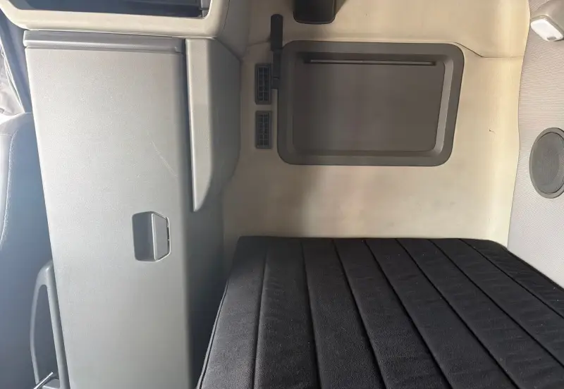 2020 Volvo VNL photo 44