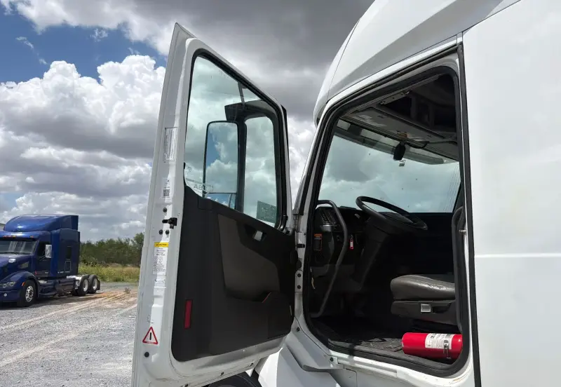 2020 Volvo VNL photo 26
