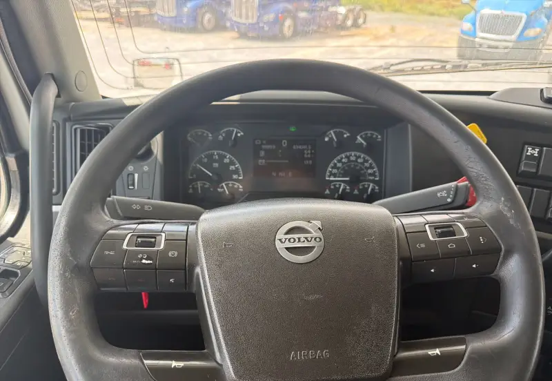 2020 Volvo VNL photo 33