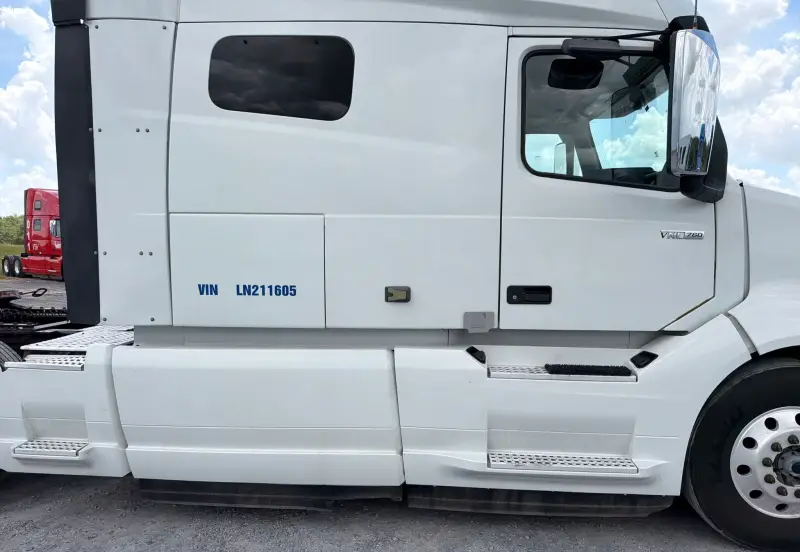 2020 Volvo VNL photo 14