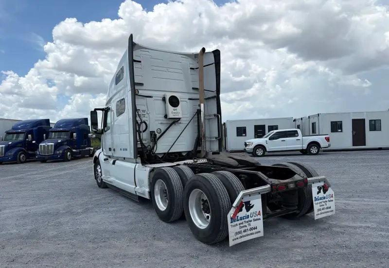 2020 Volvo VNL photo 7