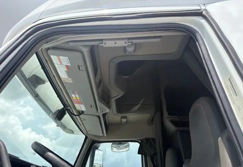 2020 Volvo VNL photo 28
