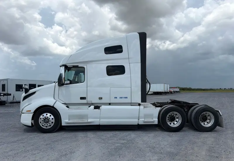 2020 Volvo VNL photo 8