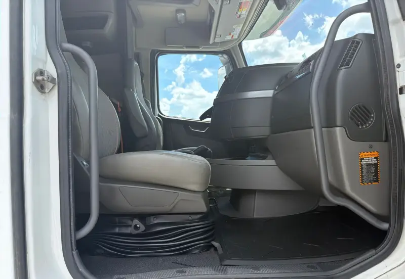 2020 Volvo VNL photo 55