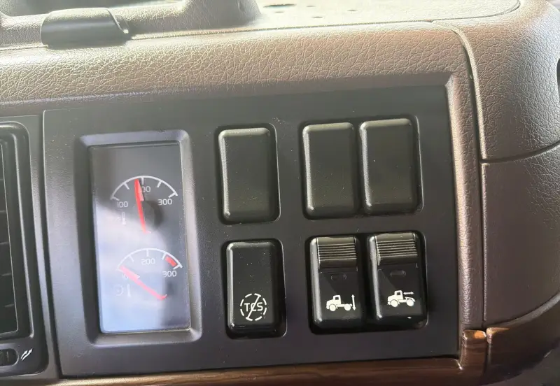 2014 Volvo VNL770 photo 40
