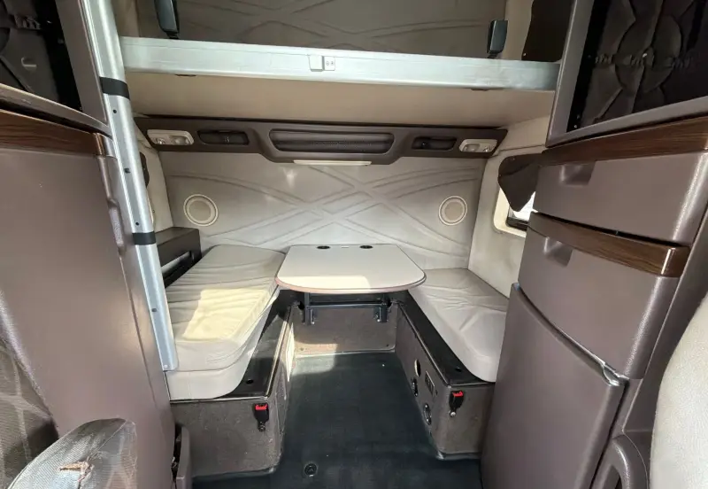 2014 Volvo VNL770 photo 45