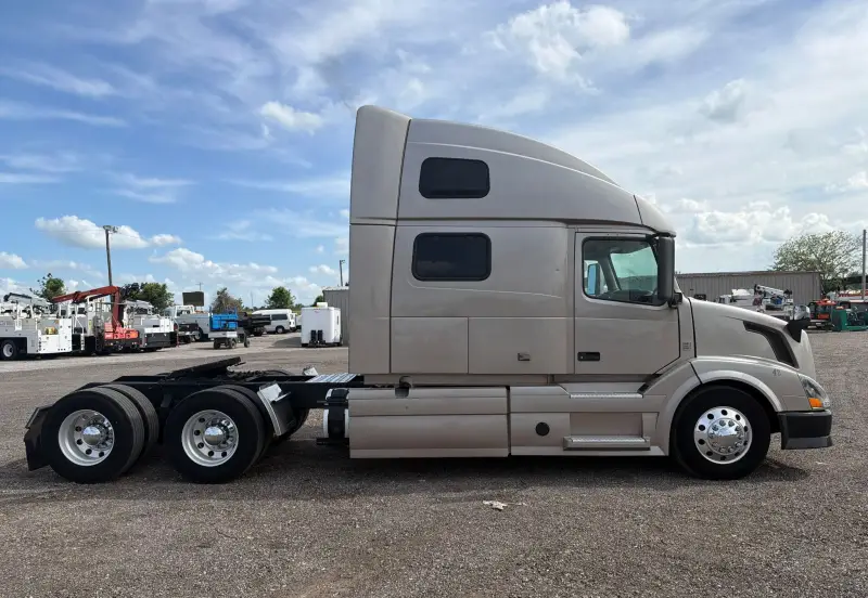 2014 Volvo VNL770 photo 4