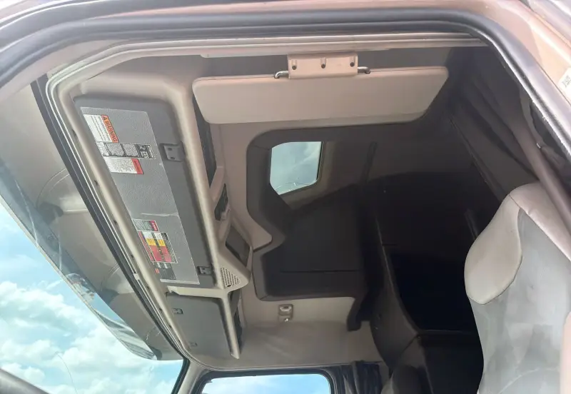 2014 Volvo VNL770 photo 27