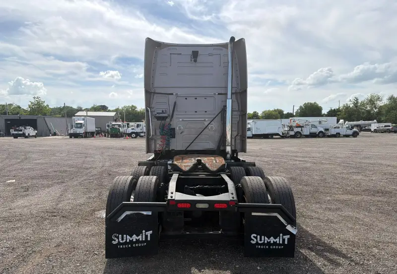 2014 Volvo VNL770 photo 6