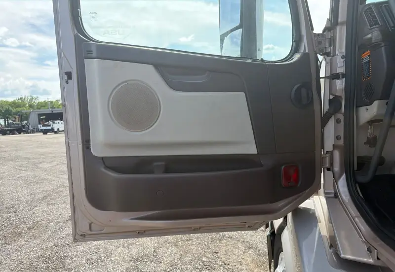 2014 Volvo VNL770 photo 24