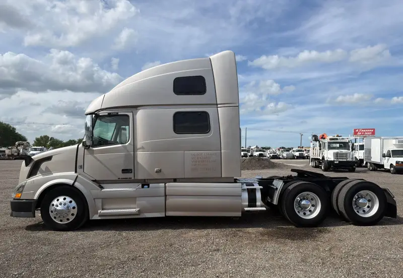2014 Volvo VNL770 photo 8