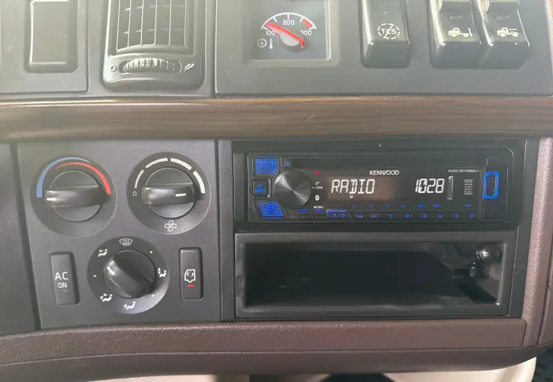 2014 Volvo VNL770 photo 41