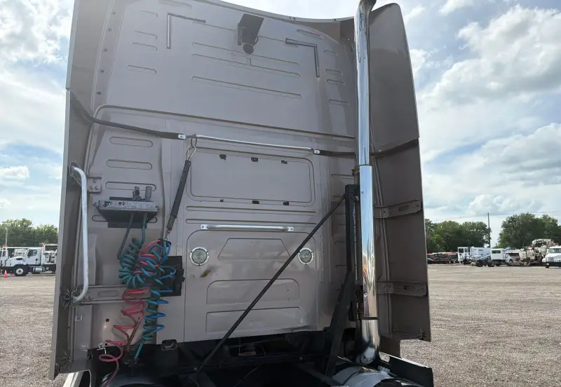 2014 Volvo VNL770 photo 12