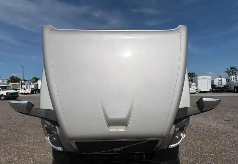 2014 Volvo VNL770 photo 23