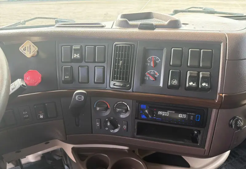 2014 Volvo VNL770 photo 37