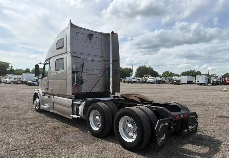 2014 Volvo VNL770 photo 7