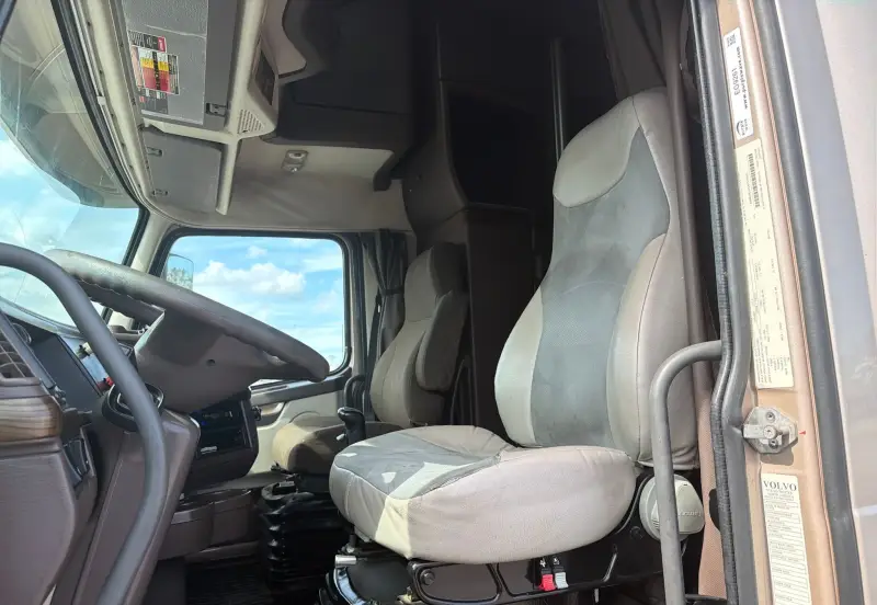 2014 Volvo VNL770 photo 26