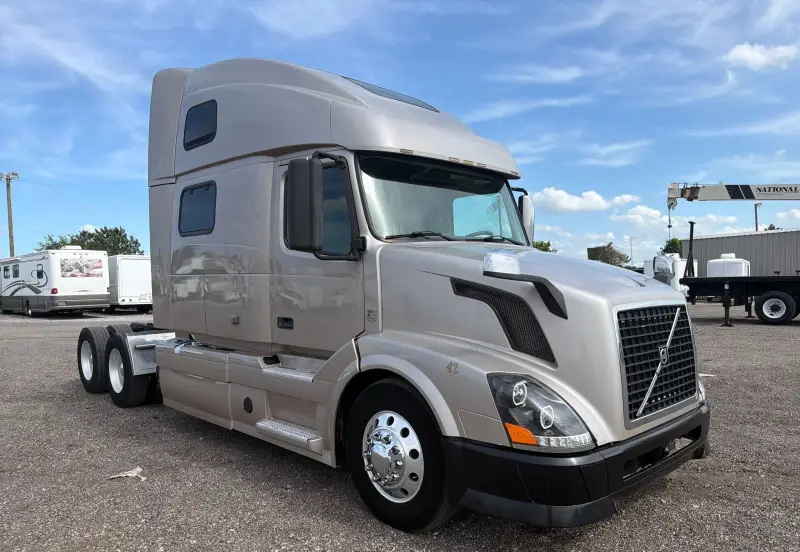 2014 Volvo VNL770 photo 3