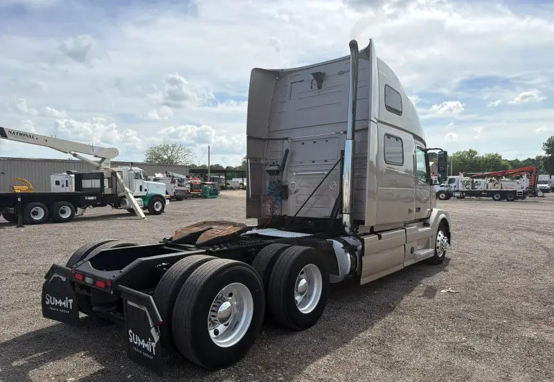2014 Volvo VNL770 photo 5