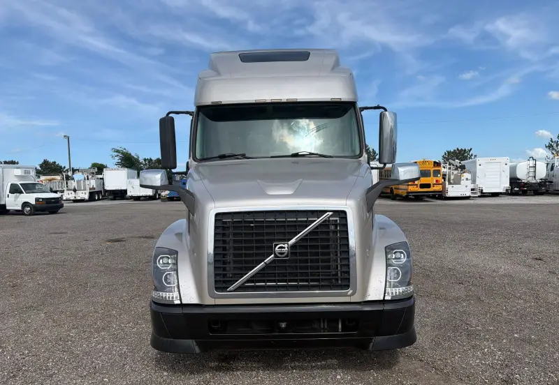 2014 Volvo VNL770 photo 2