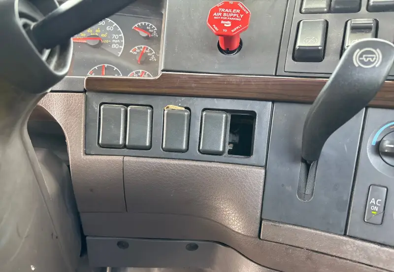 2016 Volvo VNL photo 40