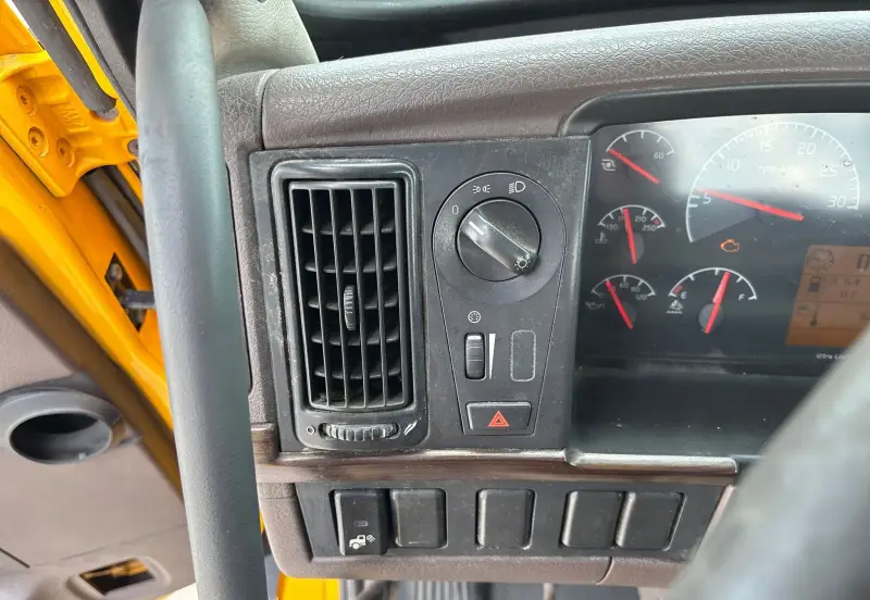 2016 Volvo VNL photo 37