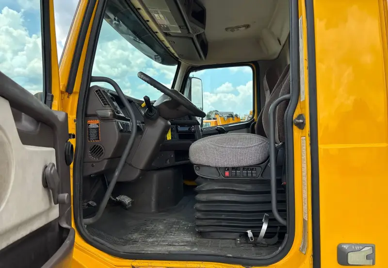 2016 Volvo VNL photo 29