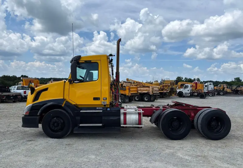2016 Volvo VNL photo 8