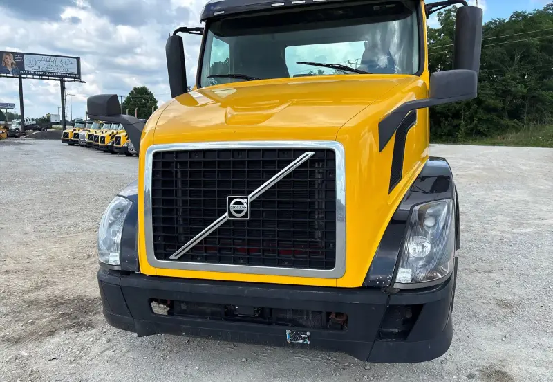 2016 Volvo VNL photo 12