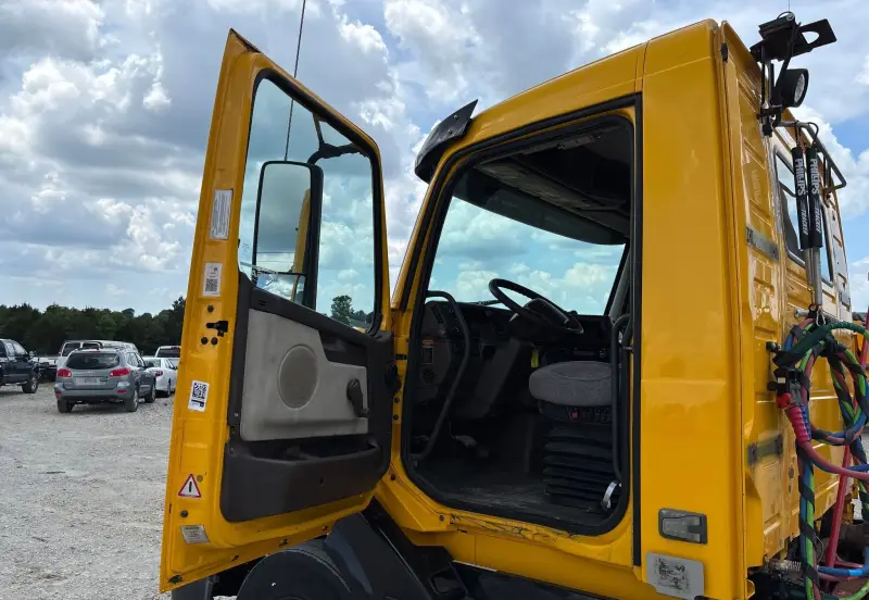 2016 Volvo VNL photo 26