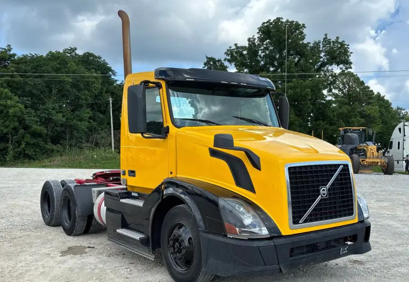 2016 Volvo VNL photo 3