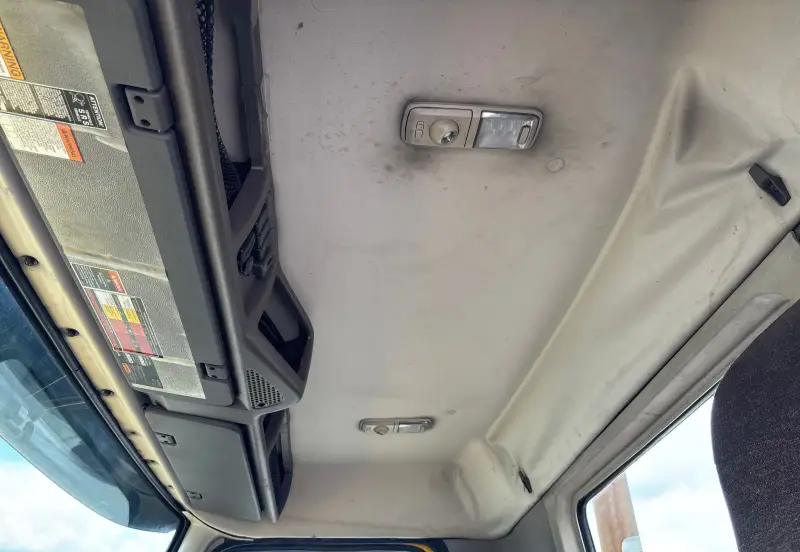 2016 Volvo VNL photo 32