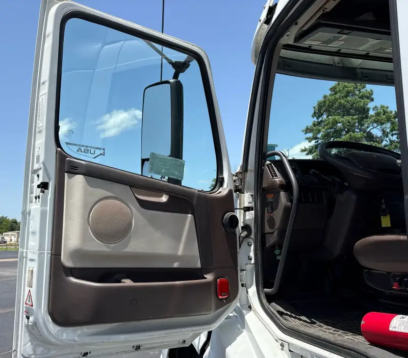 2018 Volvo Truck VNL photo 32