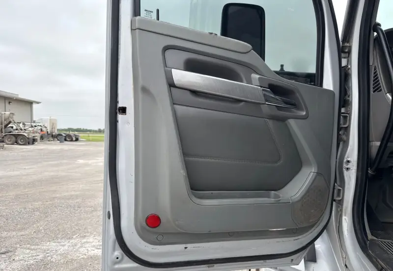 2016 Kenworth T680 photo 32