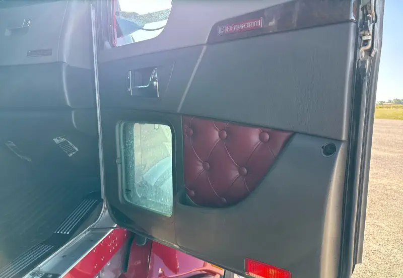 2016 Kenworth T660 photo 42