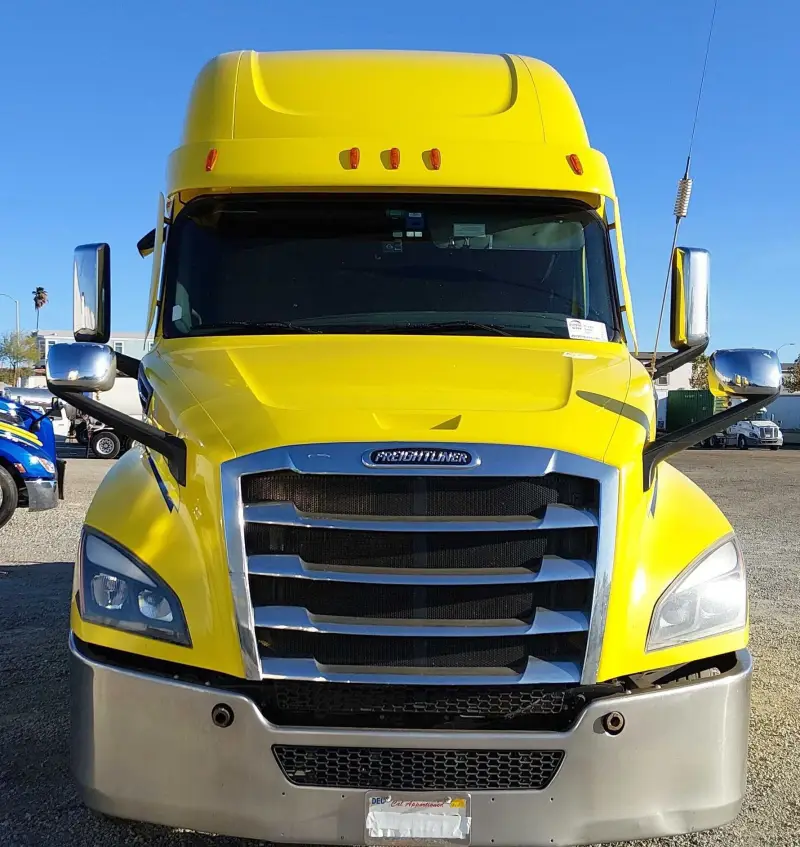 2023 Freightliner Cascadia photo 2