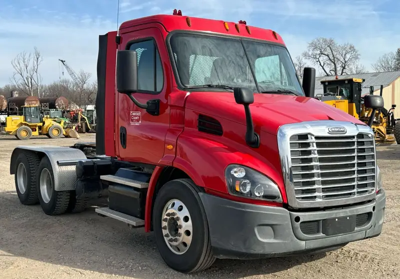 2015 Freightliner Cascadia photo 3