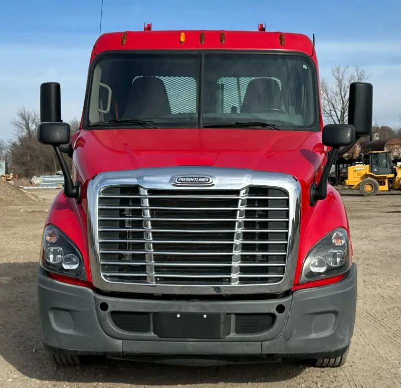 2015 Freightliner Cascadia photo 2