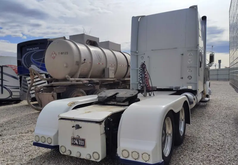 2005 Freightliner FLD photo 4