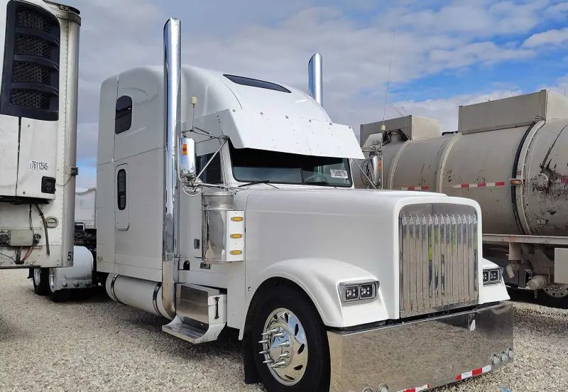 2005 Freightliner FLD photo 3