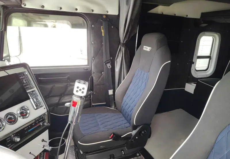 2005 Freightliner FLD photo 47