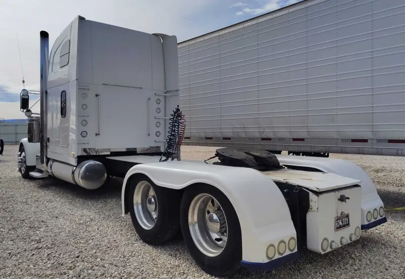 2005 Freightliner FLD photo 6