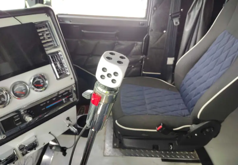 2005 Freightliner FLD photo 48