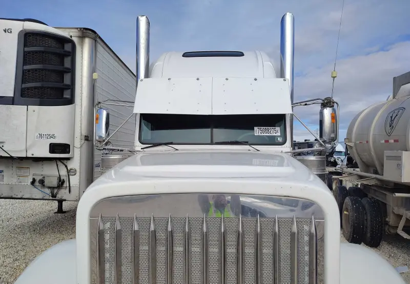2005 Freightliner FLD photo 8