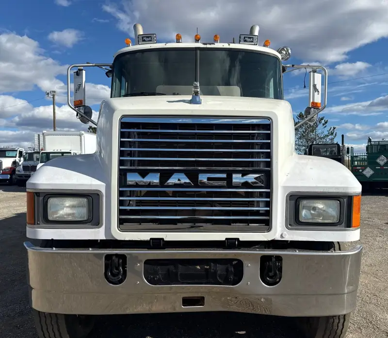 2011 Mack CHU613 photo 2